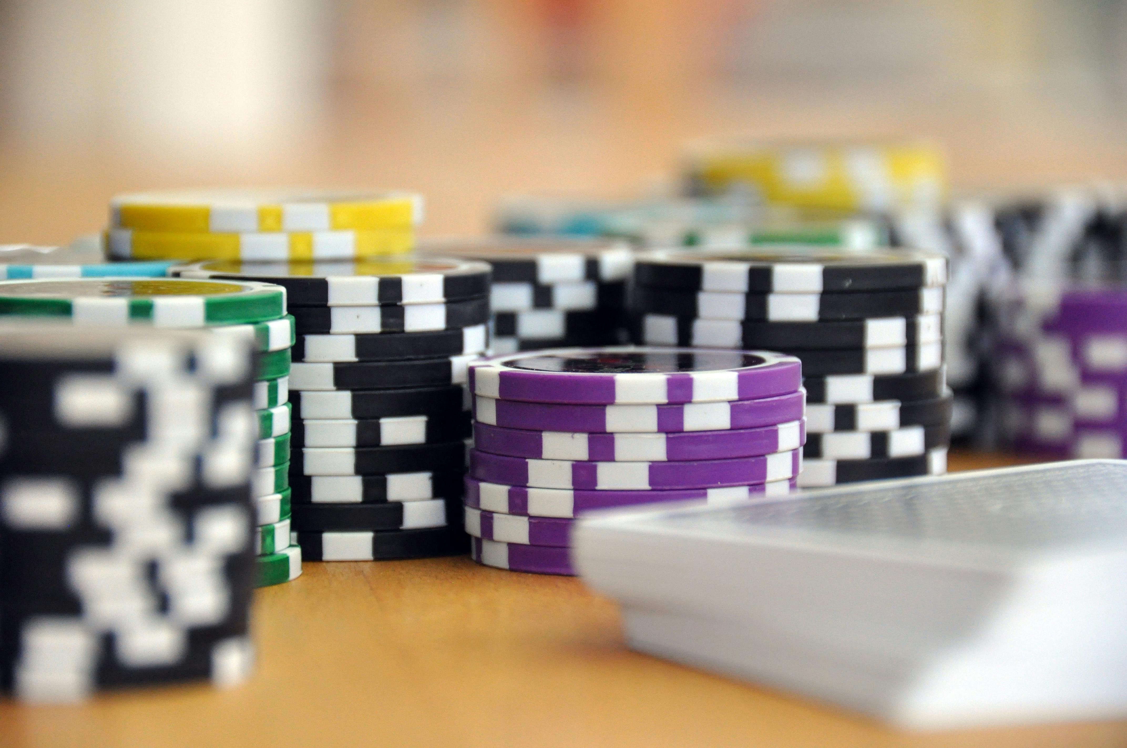 superliga Prize Table wheel spinning with live dealer and payout table displayed